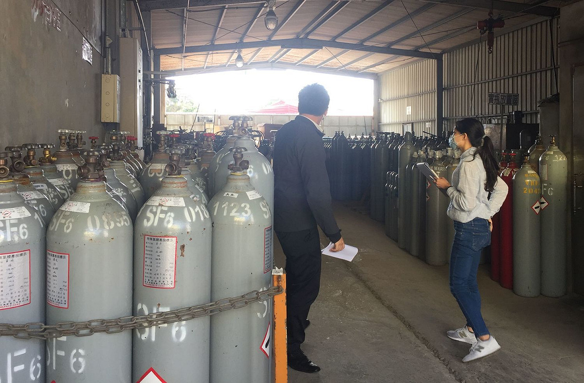 新北市環保局稽查人員前往氣體公司加強稽查。  圖：新北市環保局提供