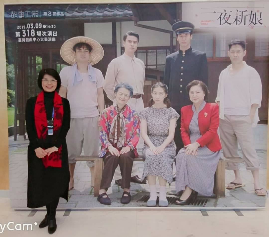 本週週末，由作家王瓊玲（左一）原著、故事工廠推出的舞台劇《一夜新娘》，在觀眾熱烈要求下，將再次在台北盛大上演。 圖／王瓊玲臉書