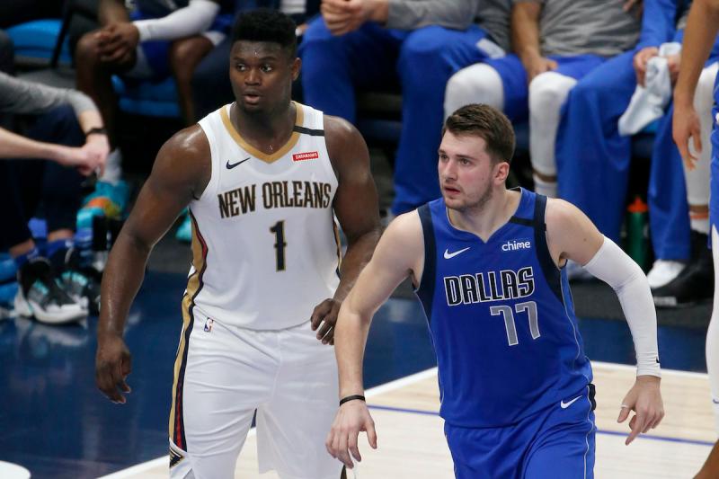 鵜鶘隊狀元Zion Williamson(左)與獨行俠Luka Doncic對決。 圖／美聯社／達志影像