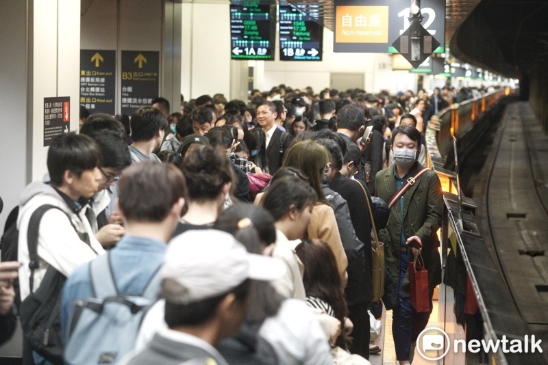 台灣高鐵公司因應暑假期間旅運需求旺盛，規劃7、8月實施暑期增班，每週將增開22至29班次，暑假期間共計增開226班次列車，同時保留「少年優惠專案」車票。 圖：張良一／攝（資料照）
