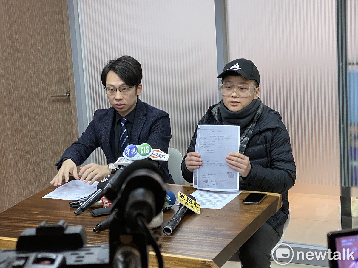 台北市大安區臥龍里長邱奕承與律師黃中麟。 圖：周煊惠 ／攝