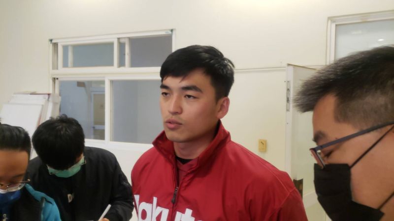 樂天桃猿強打朱育賢。 圖／黃建霖攝
