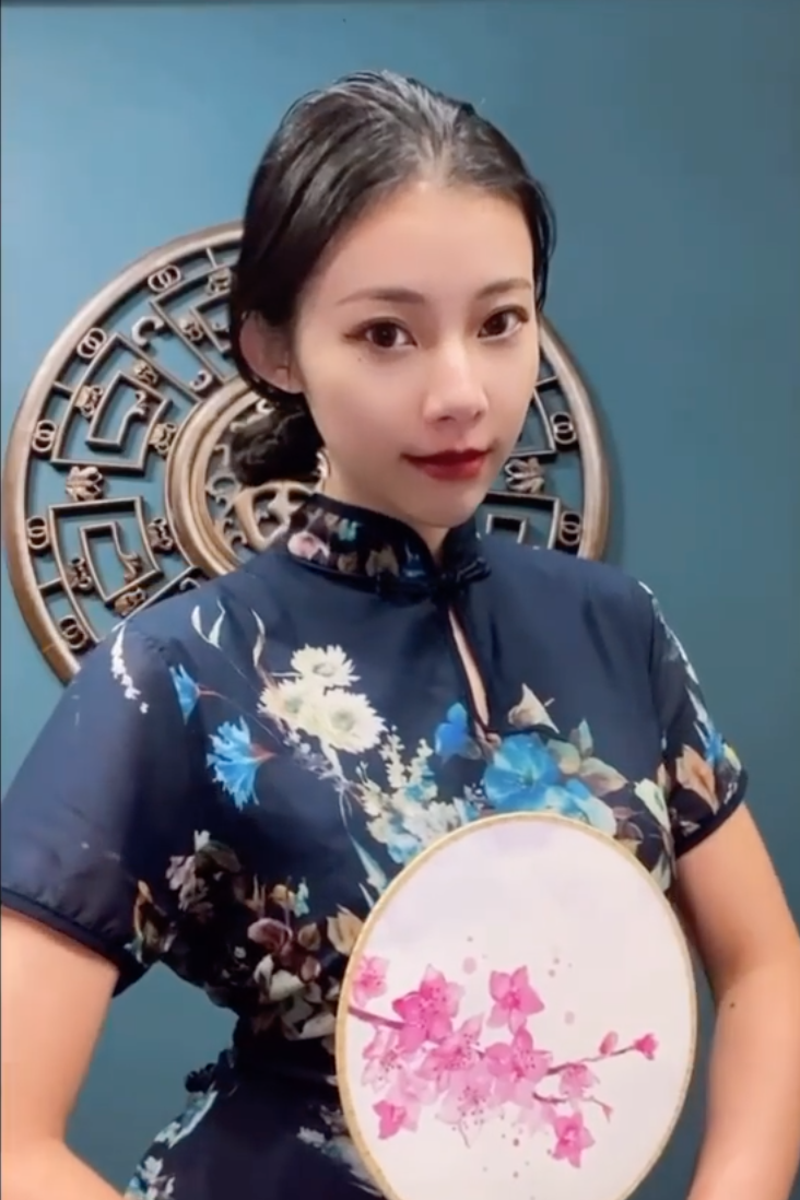 張香香旗袍裝。 圖：翻攝IG／張香香