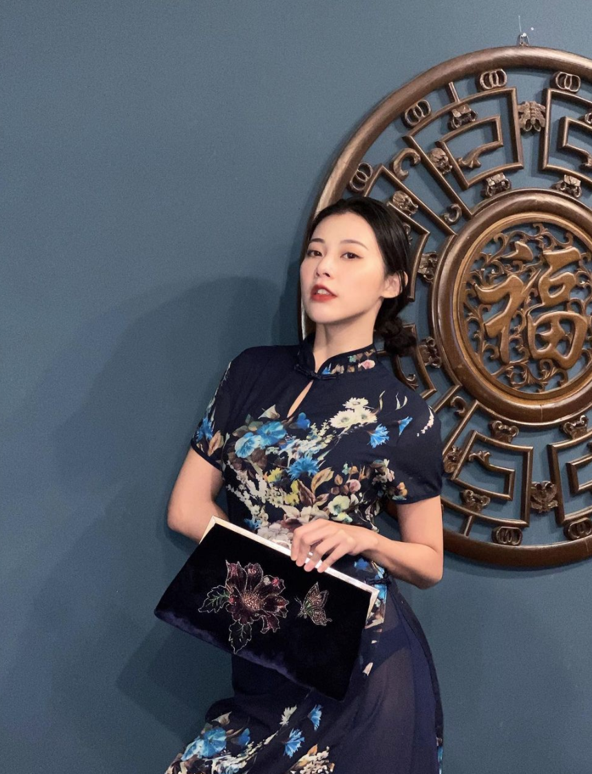 張香香旗袍腰部以下透視。 圖：翻攝IG／張香香