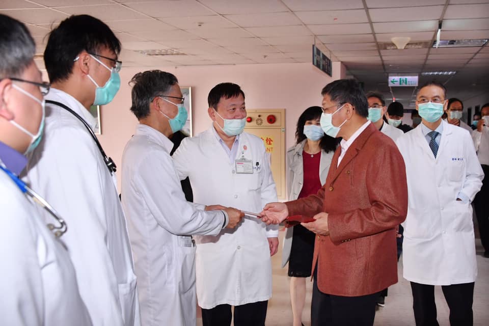 台北市長柯文哲今在臉書發文致敬疫情前線工作人員。 圖：翻攝柯文哲臉書