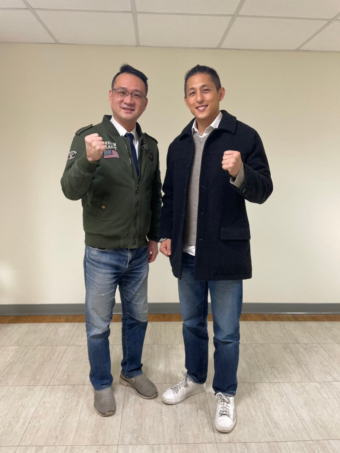 民進黨台北市議員阮昭雄在臉書分享與台北市黨部主委參選人吳怡農合影，自嘲「跟帥哥拍照好難」。 圖：翻攝阮昭雄臉書