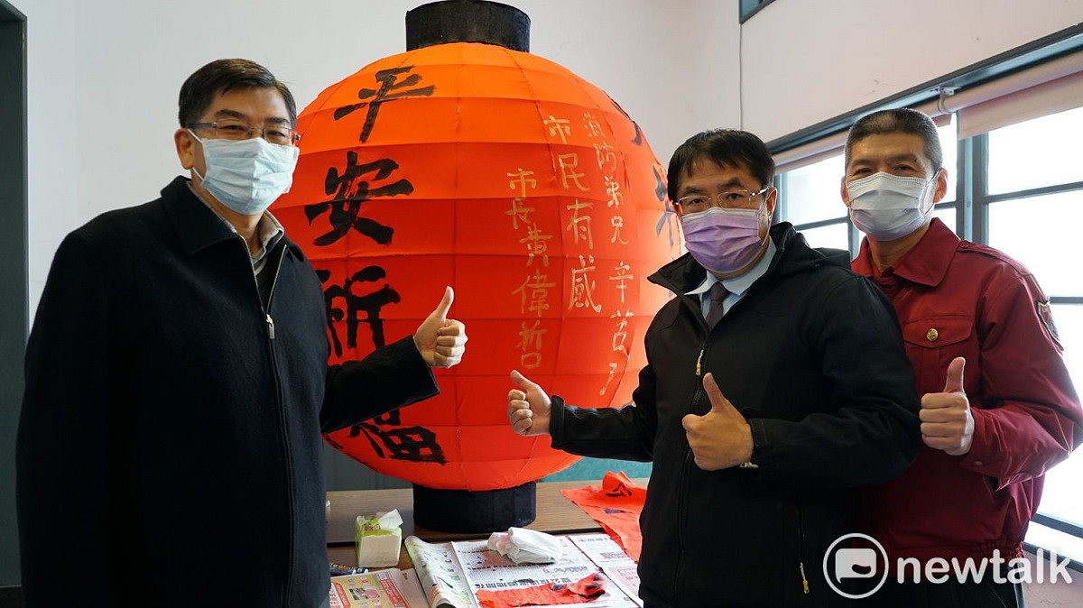 台南市消防局第七大隊特別結合祀典武廟的「火德星君」辦理「火神護祐、平安祈福」之消防燈籠繪畫比賽，台南市長黃偉哲至中正分隊於主燈上書寫「消防弟兄辛苦了，市民有感」，為消防人員加油打氣，也為市民及秋冬防疫工作祈福。 圖：黃博郎／攝