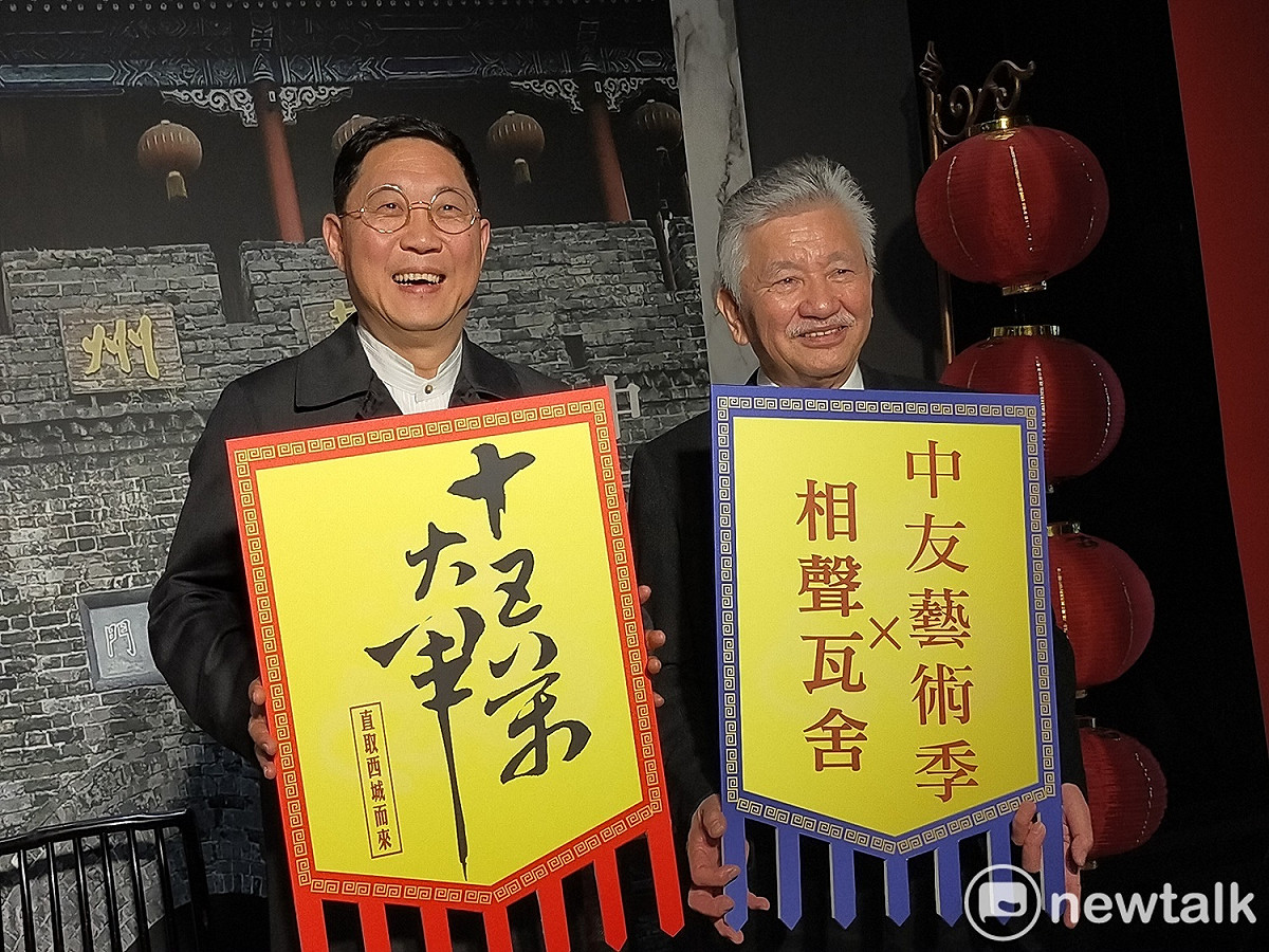 1月15「相聲瓦舍」團長馮翊綱（左）會親臨中友百貨，並安排弟子巫明如、梁皓嵐演唱經典曲目《相聲百人一首‧精華選萃》。 新頭殼資料照