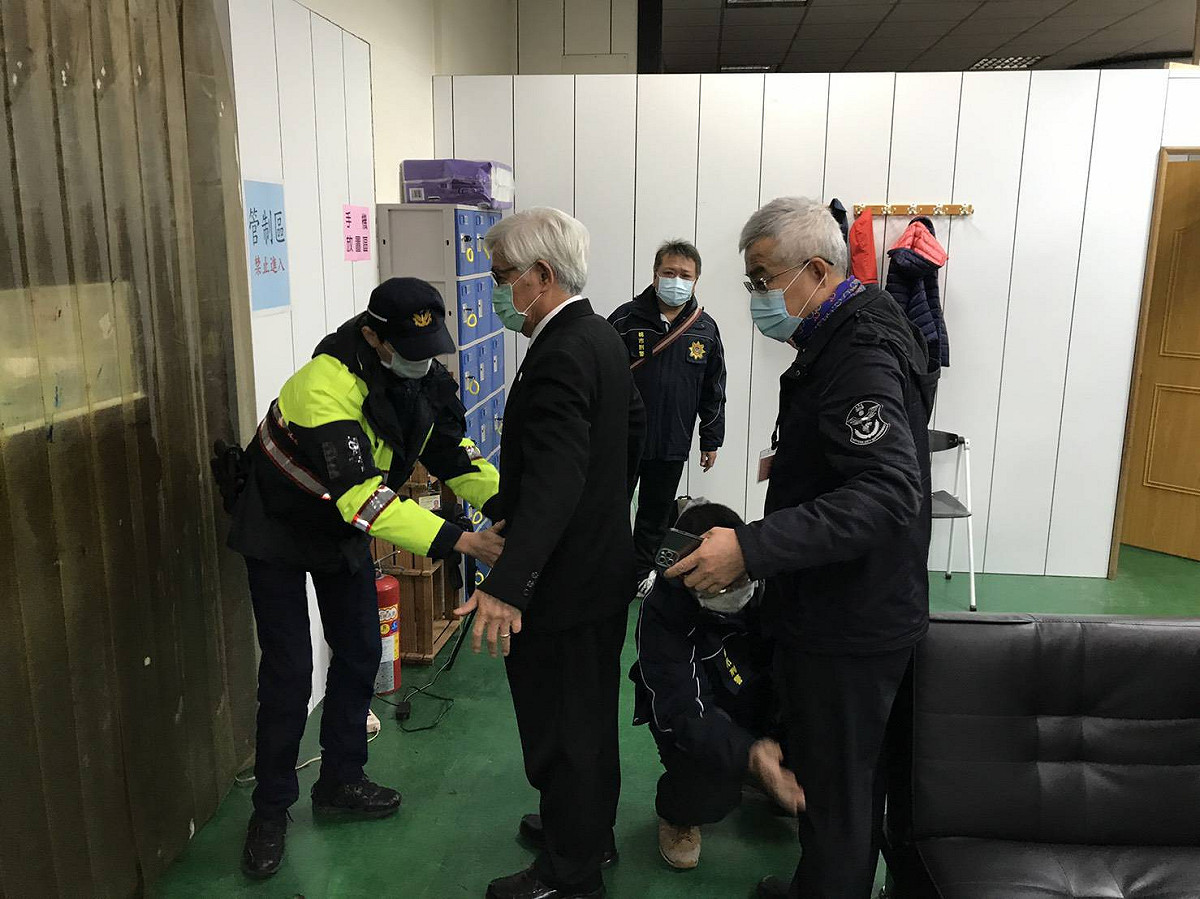 中央選舉委員會主任委員李進勇(左2)今日前往桃園市選舉委員會視察相關選務，人員進出罷免票印刷廠，須憑選舉委員會核發工作證及接受檢查。 圖：中央選舉委員會/提供