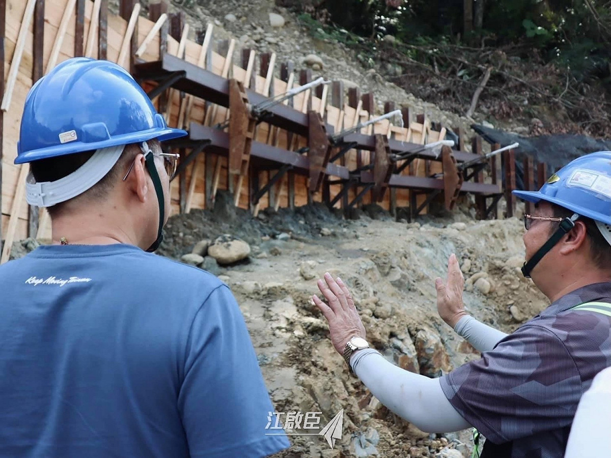 108年8月的連續大雨，造成台中豐原至新社的重要連接道路中88線崩塌中斷。 圖：江啟臣服務處/提供