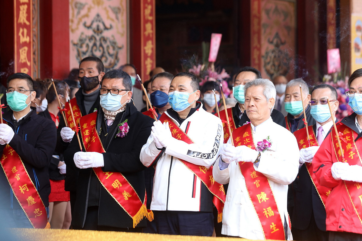 侯友宜出席三峽興隆宮媽祖廟重建動土大典，參拜祈求工程順利。  圖：新北市民政局提供