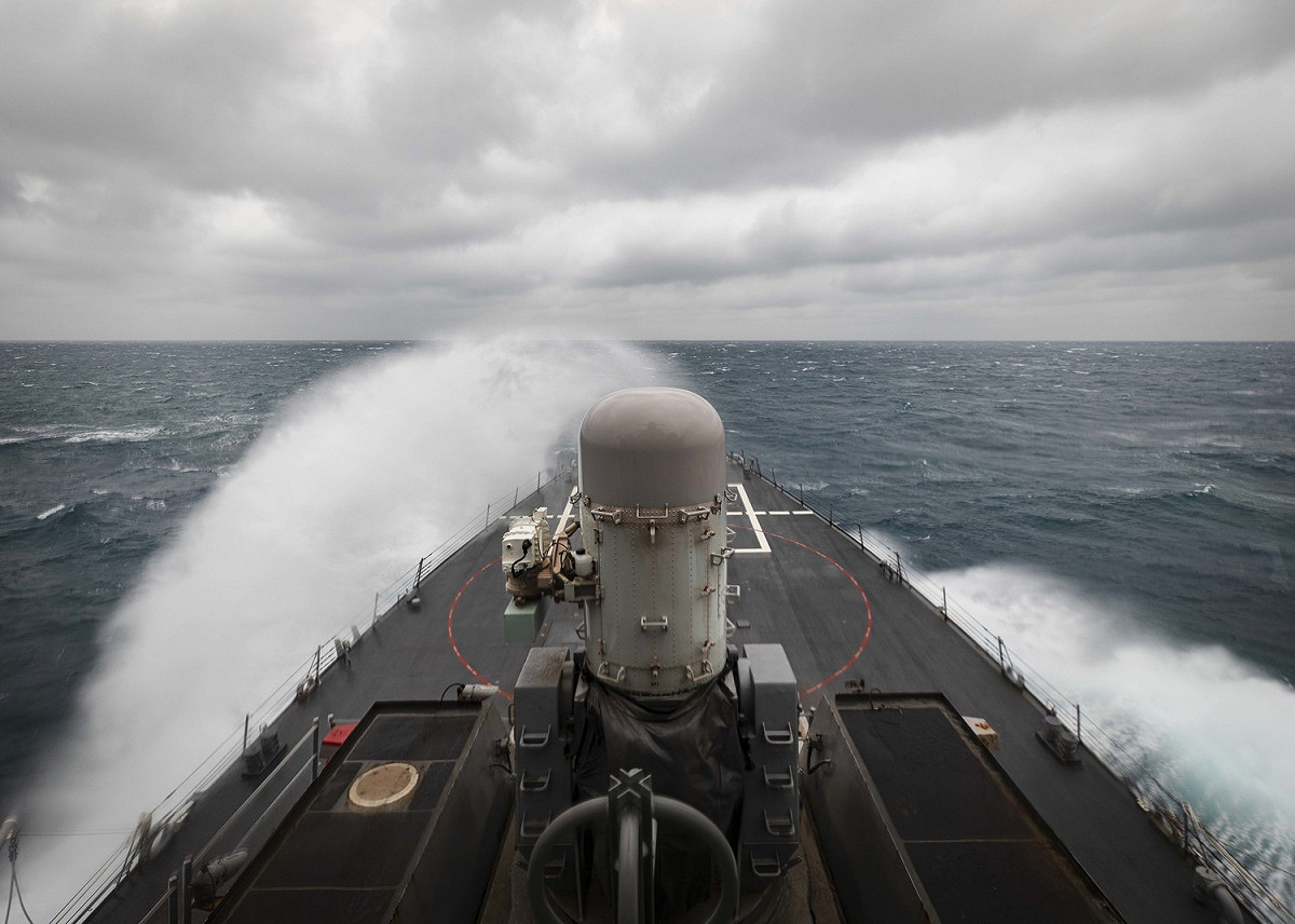 近來美國軍艦頻頻造訪經過台灣海峽，被指為威攝中國意味濃厚，圖為2020年12月底，約翰·S·麥肯號驅逐艦行經台灣海峽。 圖：美國印太司令部第七艦隊/提供