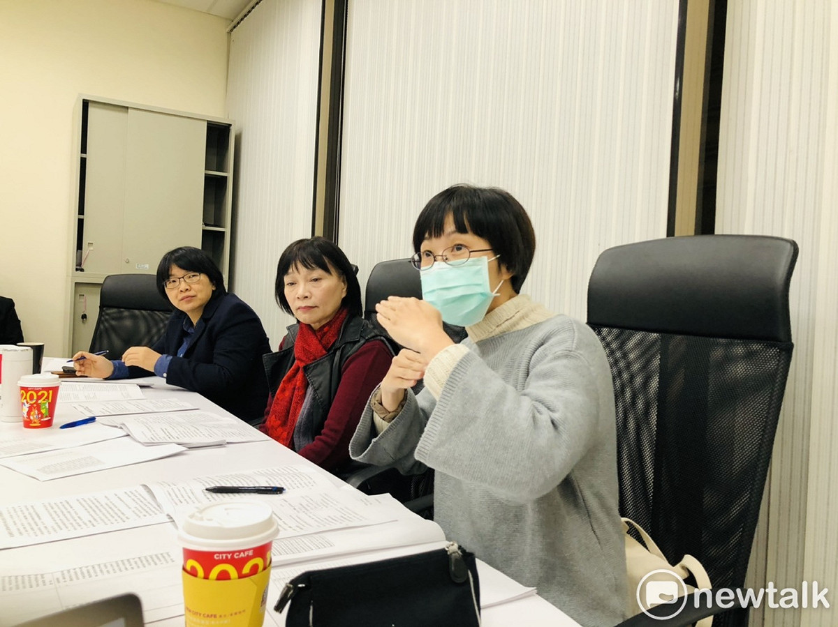促轉會今（13）天預告「威權統治時期國家不法行為被害者權利回復條例」草案，以及修改「促進轉型正義條例」草案。中為該會主委楊翠，左為發言人葉虹靈，右為委員陳雨凡。 圖：謝莉慧/攝