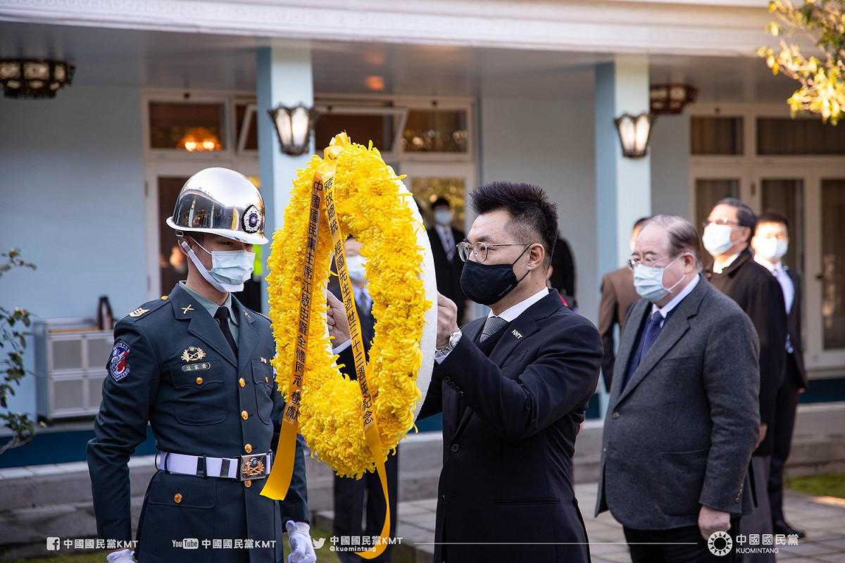 國民黨主席江啟臣赴桃園頭寮陵寢獻花致敬。 圖：擷取自國民黨臉書