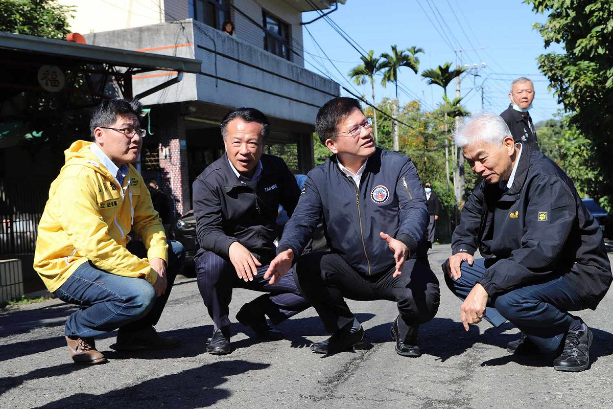 交通部長林佳龍視察嘉義縣，允諾改善道路品質。 圖：嘉義縣政府/提供