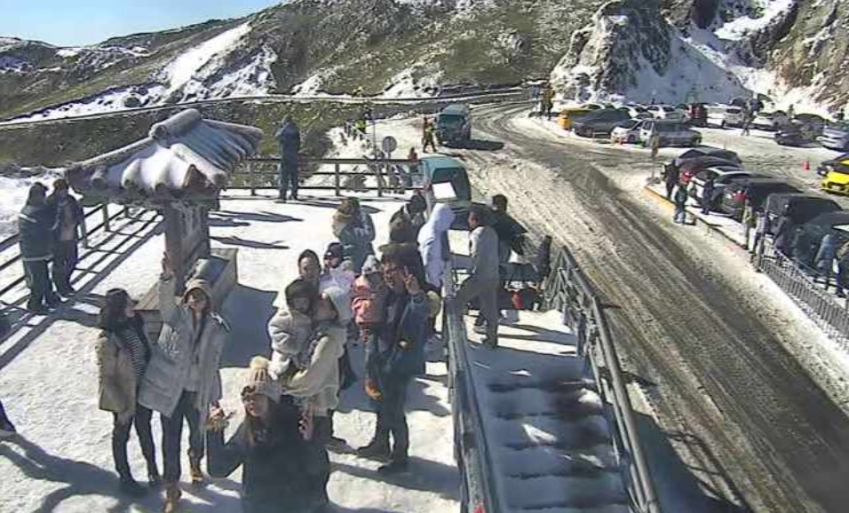 合歡山武嶺亭周邊積雪不少，有許多民眾上山賞雪。 圖：翻攝自即時影像監視器網站