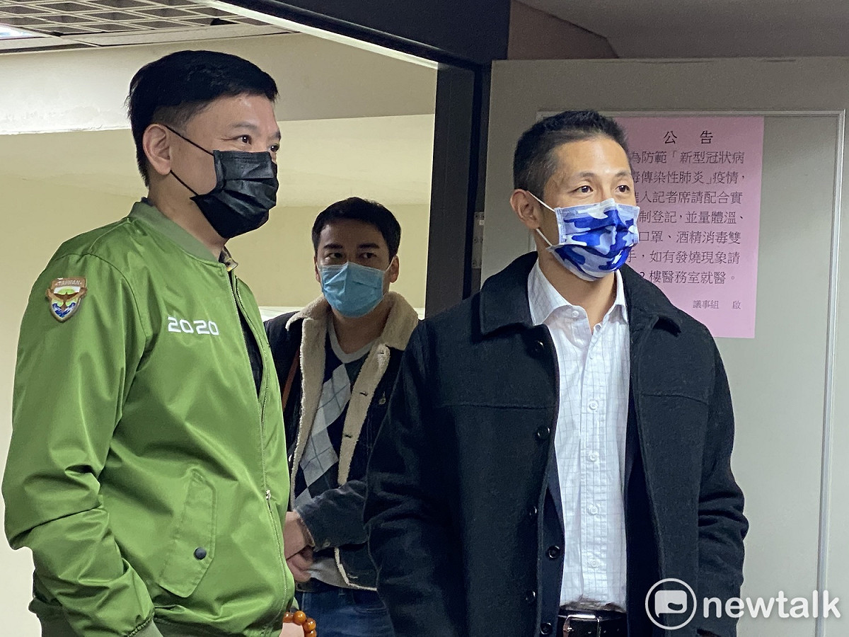 民進黨台北市黨部主委參選人吳怡農（右）今在民進黨議員洪健益（左）陪同下拜會台北市議會。 圖：周煊惠 ／攝