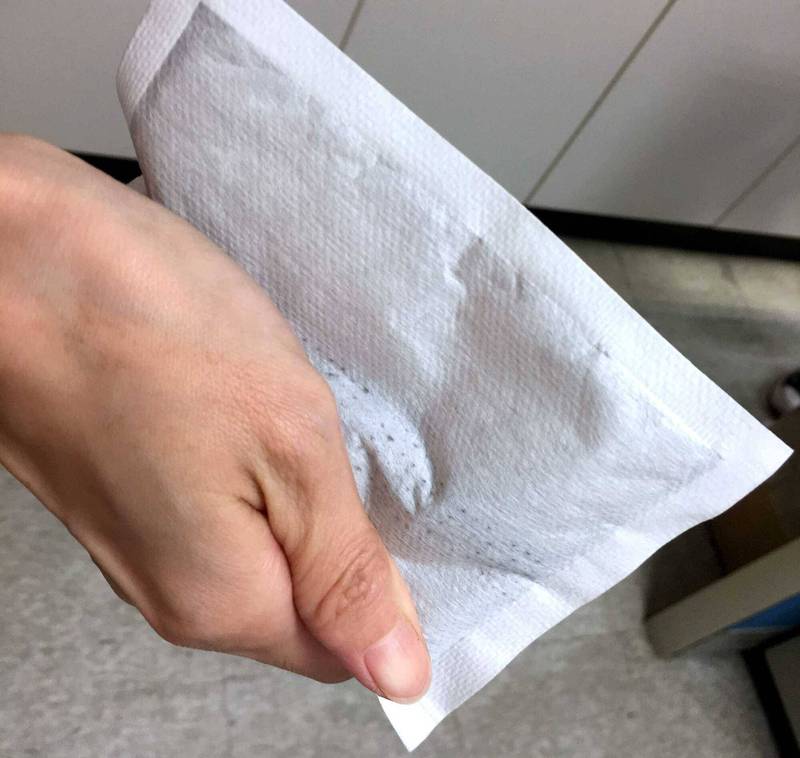 暖暖包是許多民眾冬天的愛用品，不過南投卻有老翁誤食暖暖包。 南投醫院／提供