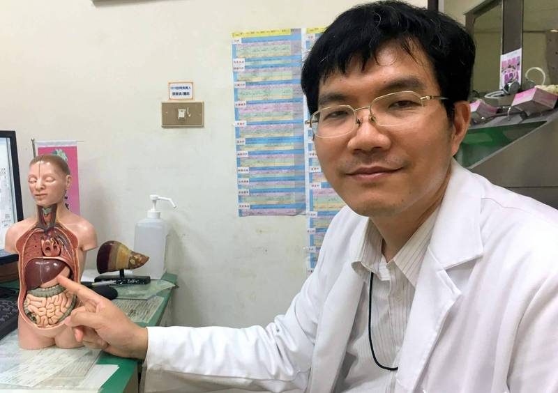 衛福部南投醫院肝膽腸胃科主任蔡金記，說明誤食暖暖包老翁病情。 圖：南投醫院／提供