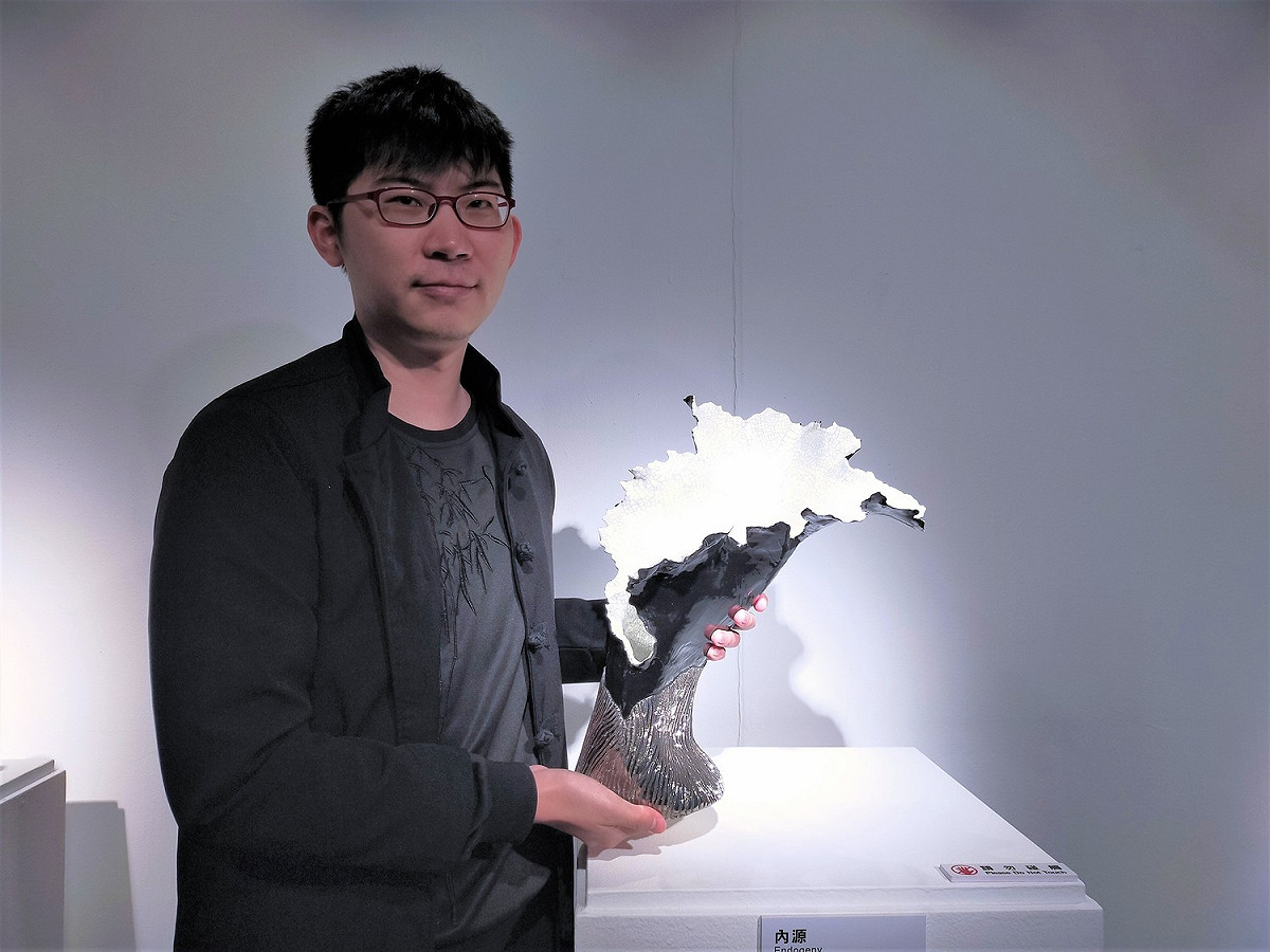〈內源〉以拉坯手塑形、拍打出自然的弧度，釉色精緻高雅。 圖：鶯歌陶瓷博物館提供