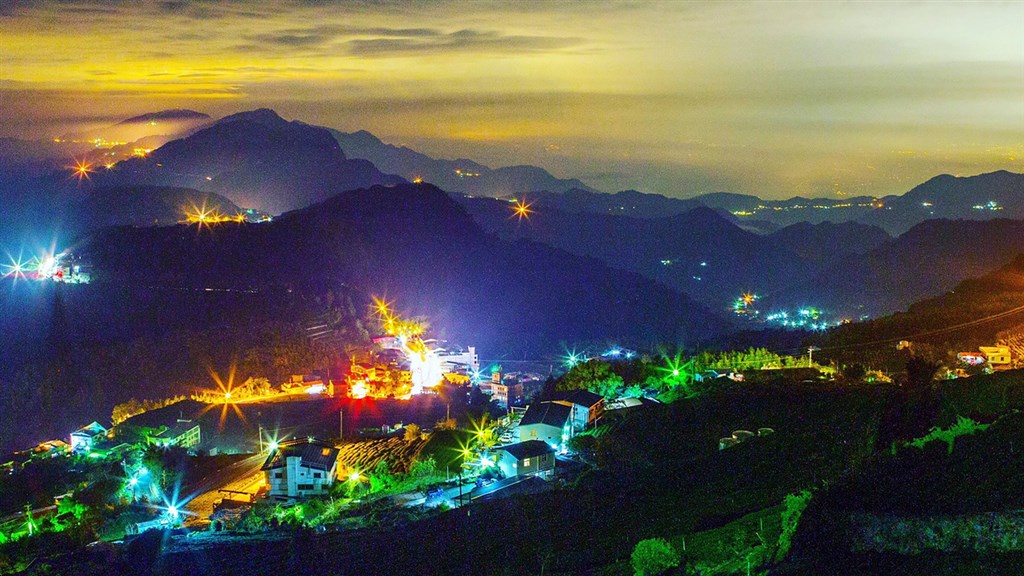攝影師余信賢109年10月間拍攝阿里山頂石棹美麗夜景，參加美國國際攝影師聯盟的線上攝影大展，獲選佳作，這也是9件獲獎作品中唯一的台灣作品。 圖/中央社（余信賢提供）