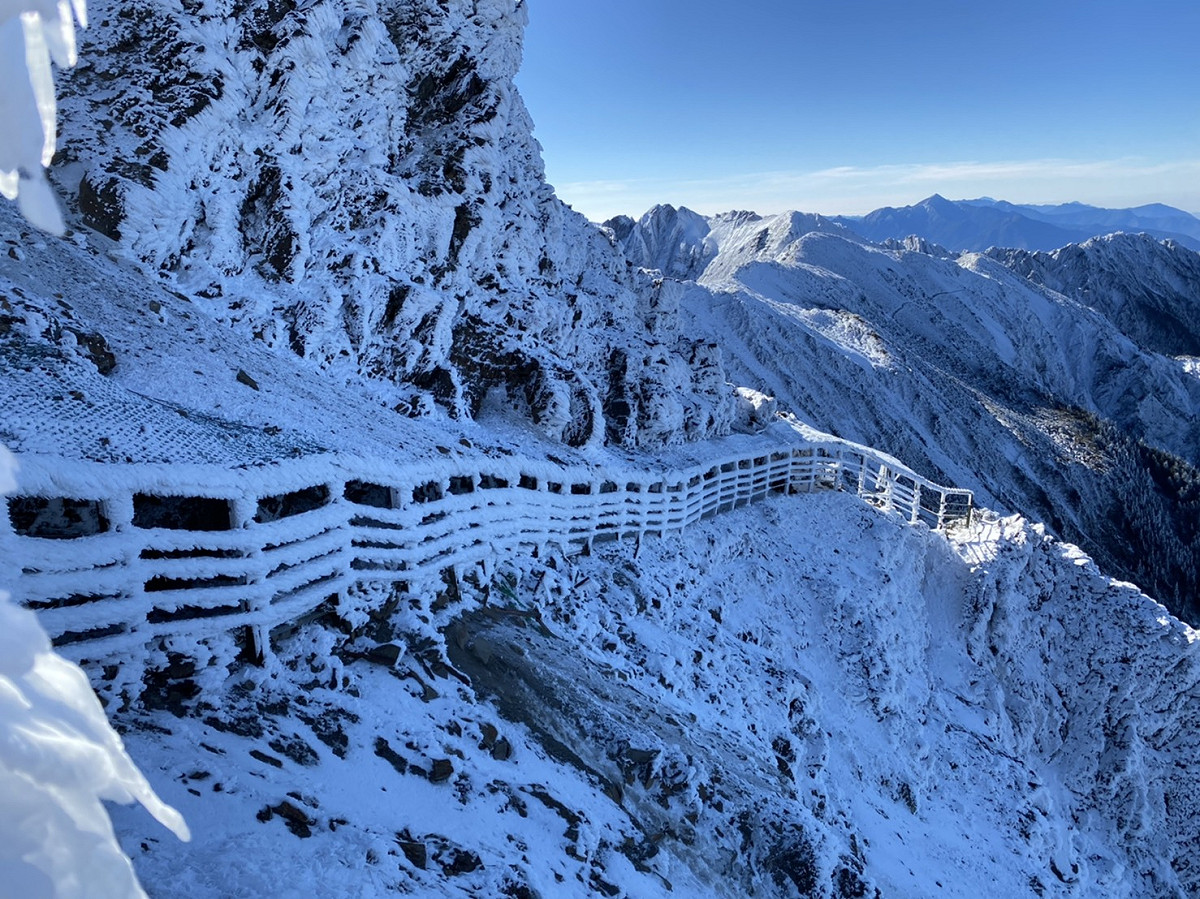 玉山沒有出現降雪，不過因低溫出現霧淞反覆結冰的情況，山頭呈現一片銀白色。 圖：玉山國家公園管理處／提供
