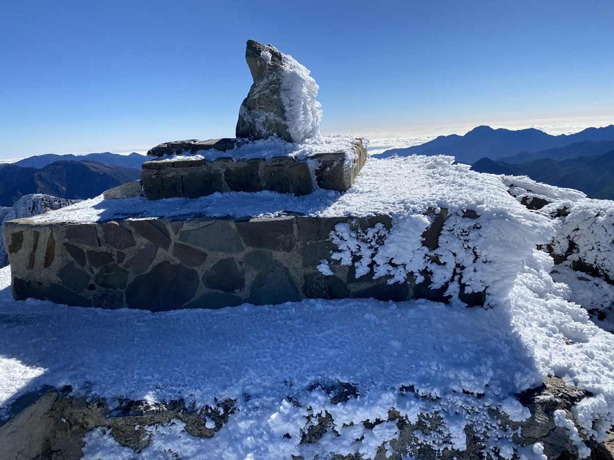 玉山沒有出現降雪，不過因低溫出現霧淞反覆結冰的情況，山頭呈現一片銀白色。 圖：玉山國家公園管理處／提供