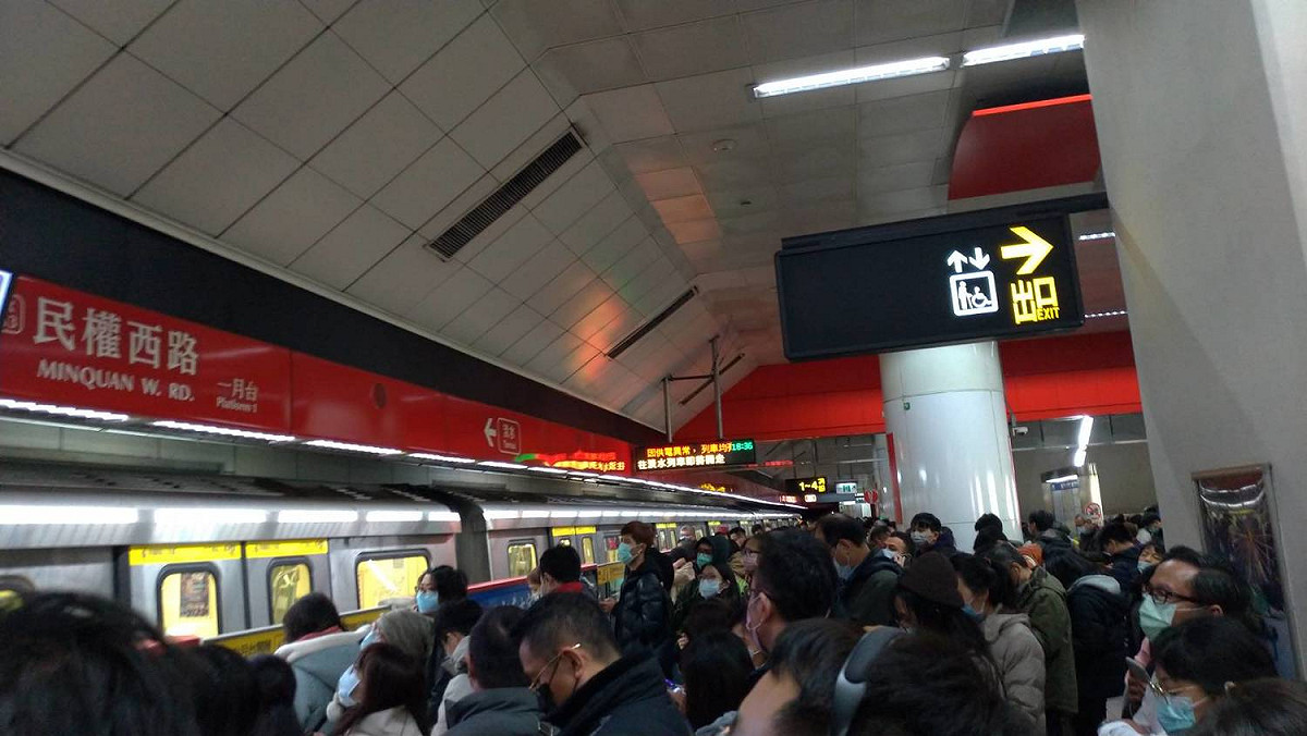 紅線民權西路站雙向擠滿人潮 圖:陳佩君攝