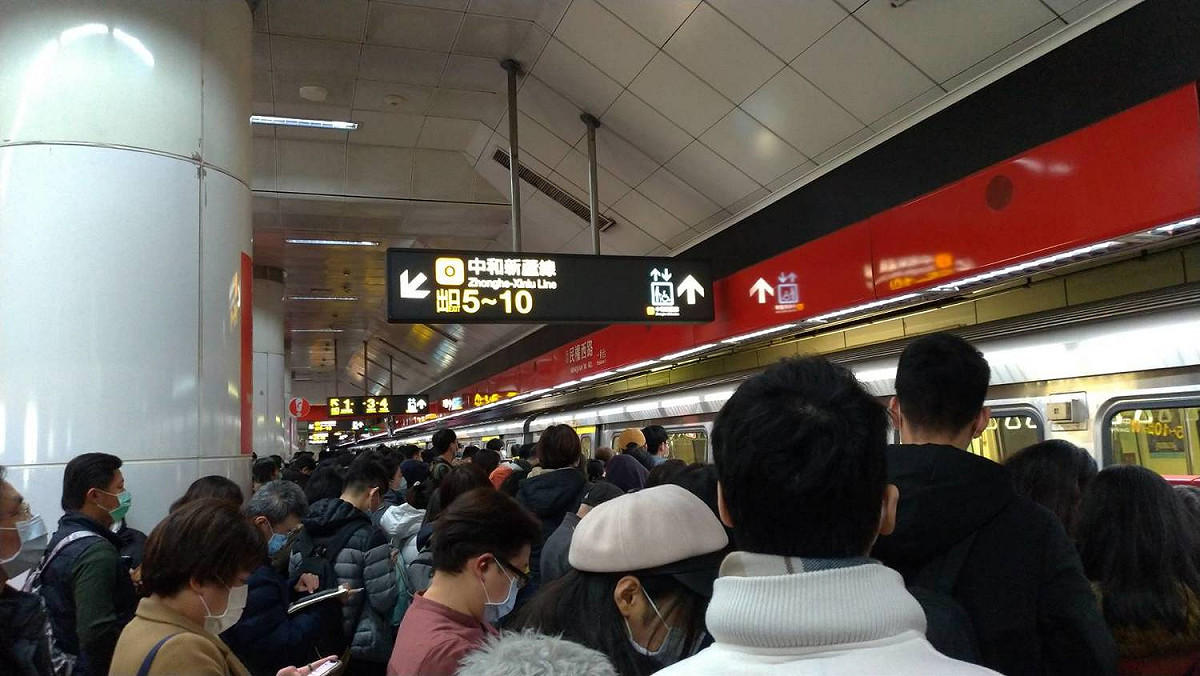 下班時段民權西路站捷運站被塞滿 圖:陳佩君攝