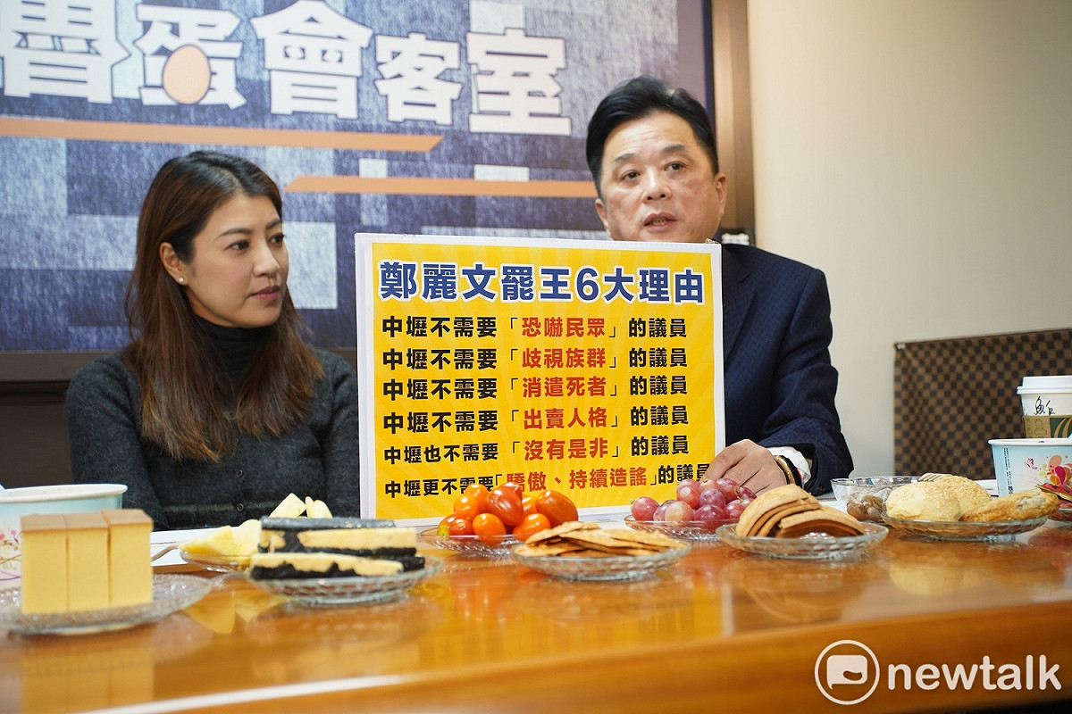 魯明哲在臉書開播「魯蛋會客室」直播節目，首集邀請立委許淑華一同討論罷王案。 圖：林昀真／攝