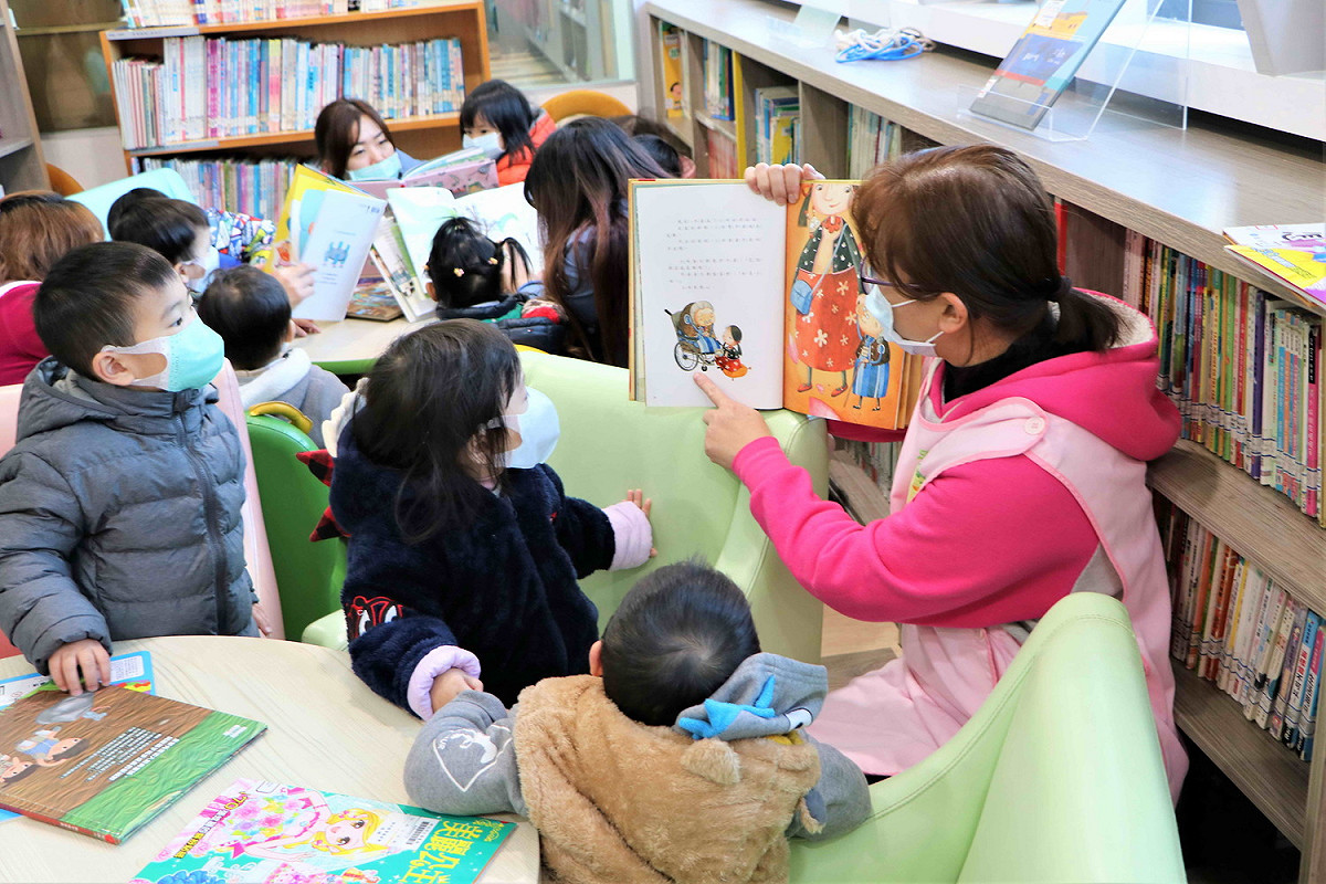 林口教育基金會已連續四年捐贈圖書。 圖：新北市立圖書館提供