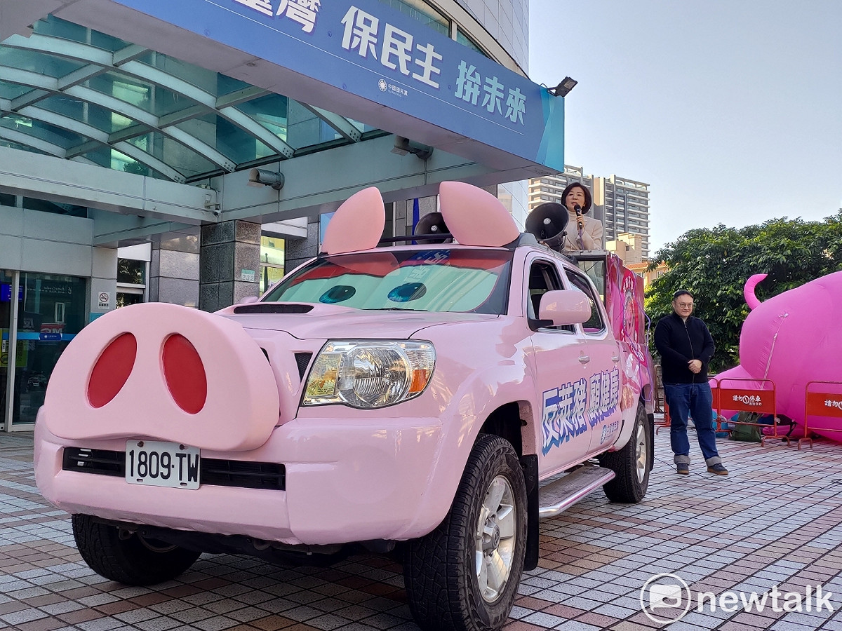 台灣民間瀰漫著反萊豬的氛圍，反萊豬公投皮卡車在國民黨部前蓄勢待發。