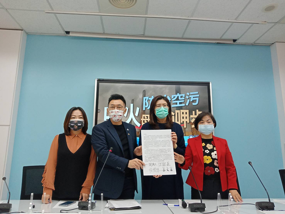 國民黨主席江啟臣（左二）說明國民黨產問題。 圖：國民黨團/提供