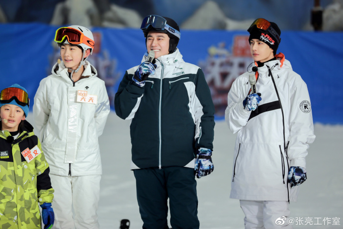 天天（左2）日前久違地出演綜藝《天天向上》，才14歲就突破180的身高引發關注， 圖：翻攝自張亮工作室微博