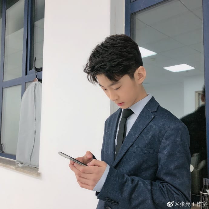 天天完美複製爸爸優越的模特基因。 圖：翻攝自張亮工作室微博