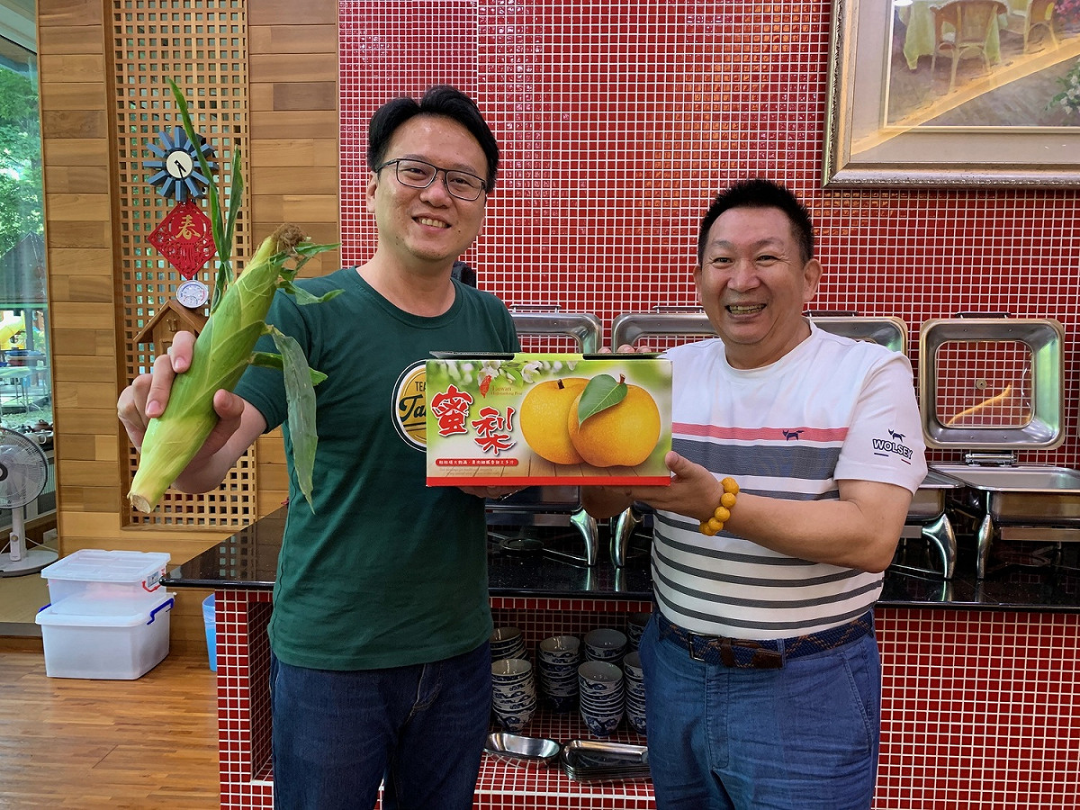 莊競程（左）向農委會爭取近六千萬元補助改善台中果菜批發市場設備。 莊競程服務處/提供
