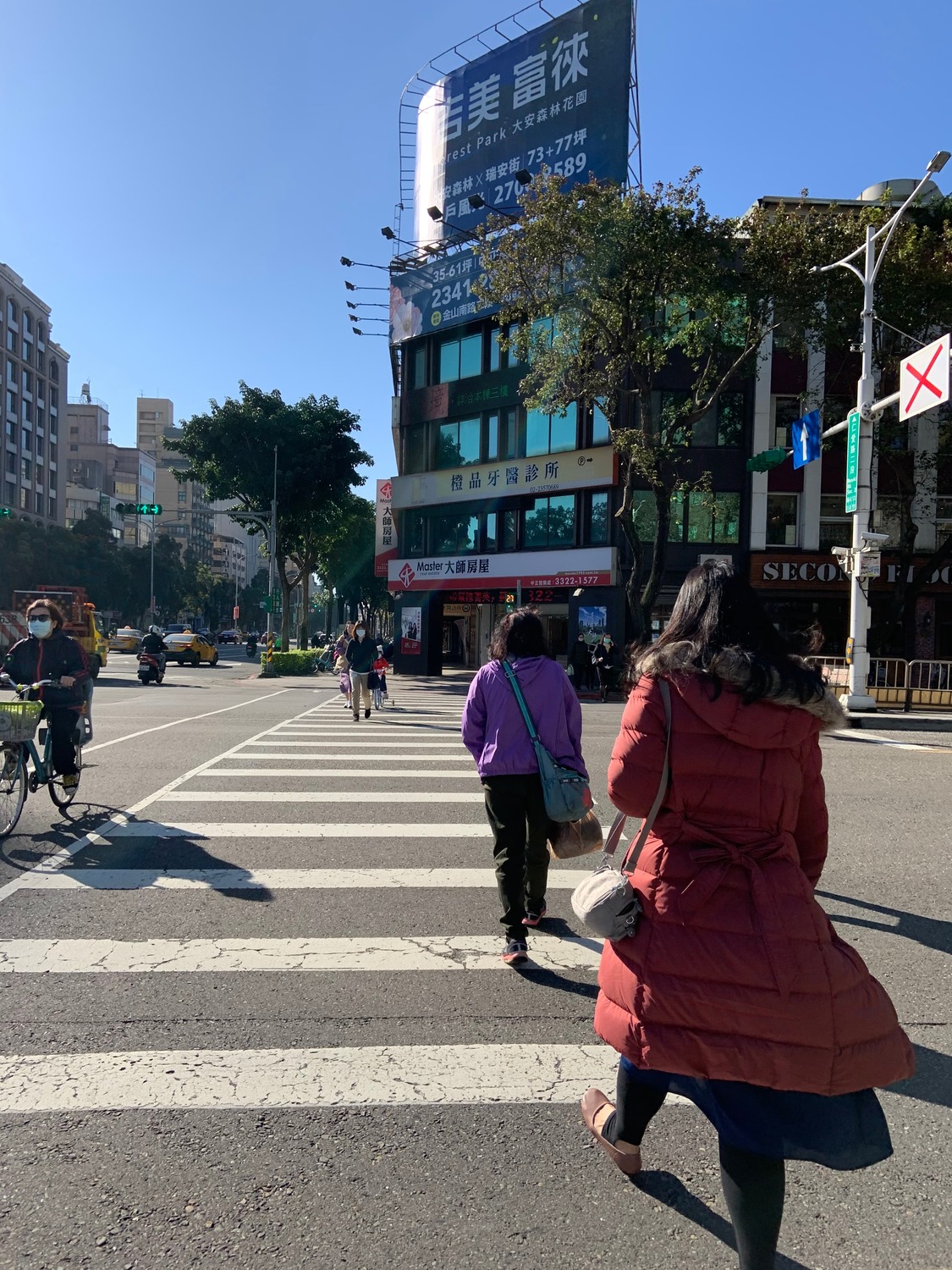 氣象局表示，今明兩天白天各地多雲到晴，不過週六冷空氣南下又將變天。 圖：張家寧／攝