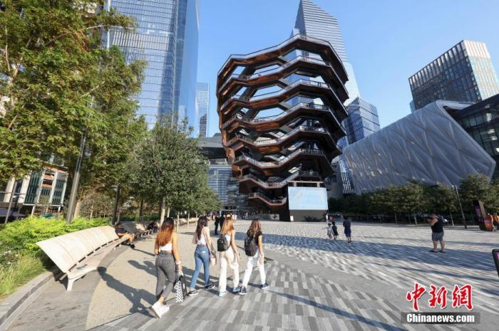 位於美國紐約曼哈頓的地標建築「大松果」已關閉，原因是該建築開放一年多，就已經有3人在此自殺。 圖 : 翻攝自中新網