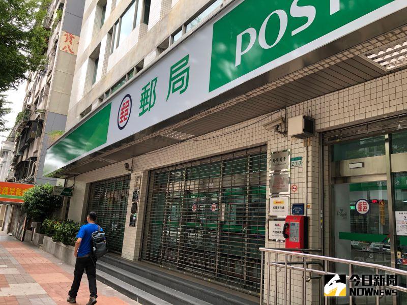 一名網友在PTT發文，疑惑「為什麼大家寄東西都不用郵局」，貼文一出，網友反揭神真相，直呼「用過回不去」。 圖／民眾提供