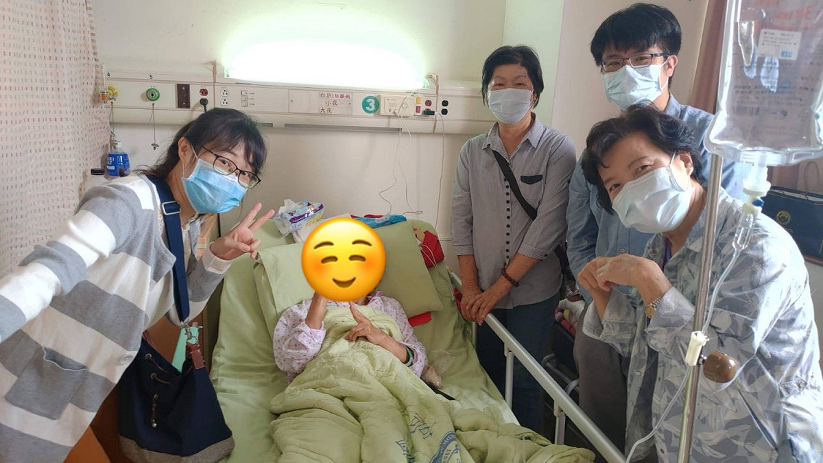 毒防局同仁探望關懷生病住院的阿琴志工。 圖 : 高雄市政府毒品防制局/提供