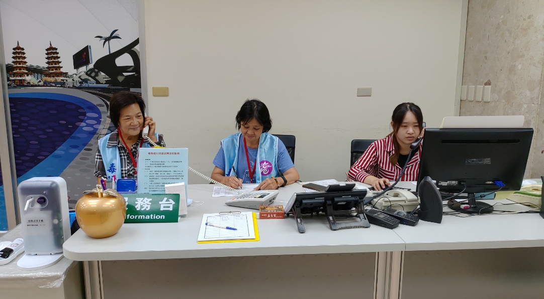 阿琴志工(中)在毒防局服務台值勤，協助記錄民眾諮詢服務內容。 圖 : 高雄市政府毒品防制局/提供