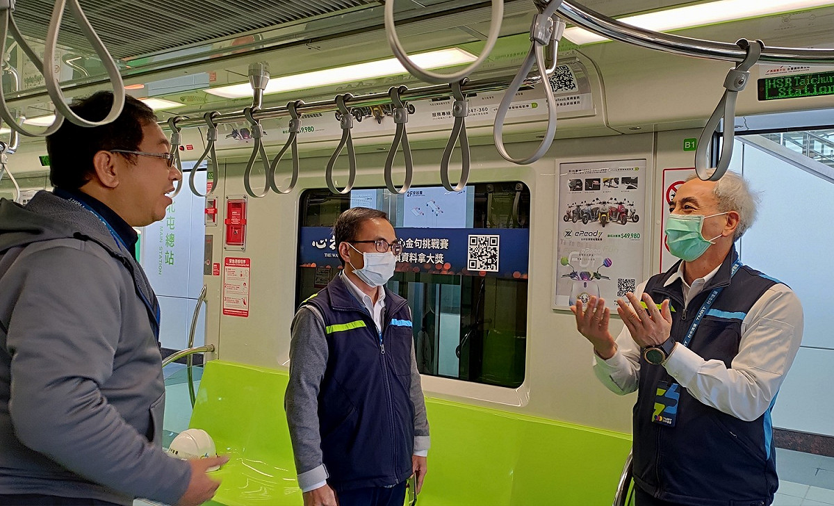 董事長林志盈（右）視察列車重新上正線測試。 中捷/提供