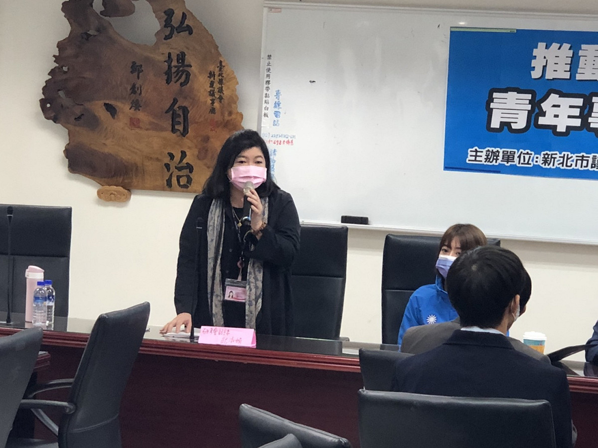 新北市研考會副主委紀淑娟說明朝成立青年局方向努力。 圖：新北市議員劉美芳提供