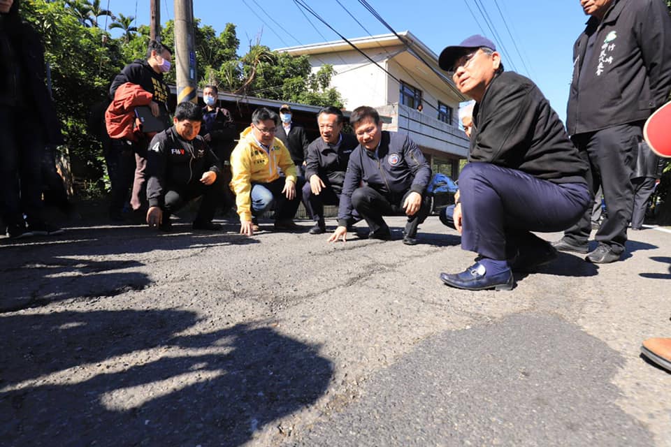 林佳龍發文表示，會爭取100億預算加速路平專案。 圖：翻攝自林佳龍臉書