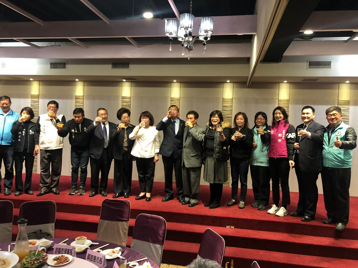 嘉義市觀光協會選出新任理事長張裕隆，多名政要前往祝賀。 圖：民眾黨嘉義總服務處/提供