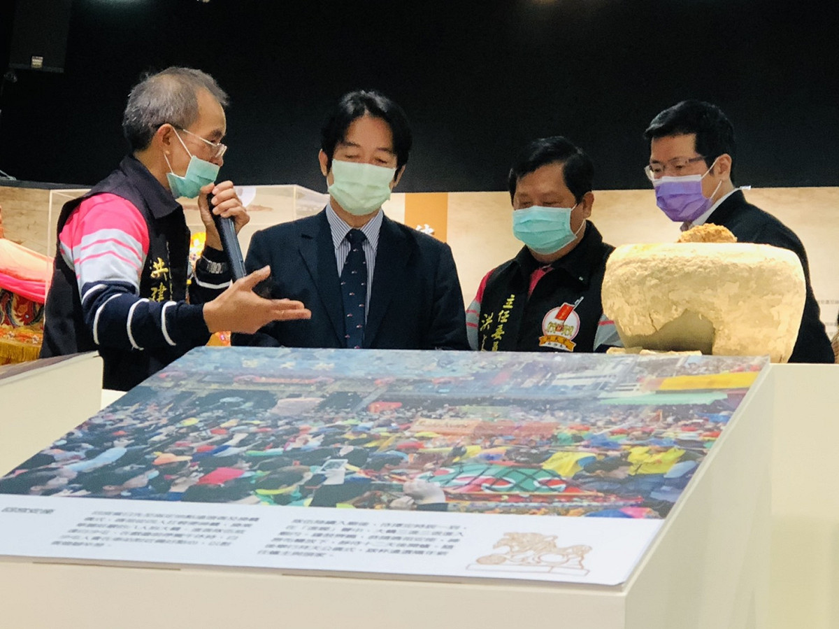 副總統賴清德（左2）今（15）天上午到中華文化總會參觀「百年香隨－白沙屯媽祖進香文化展」。 圖：謝莉慧/攝