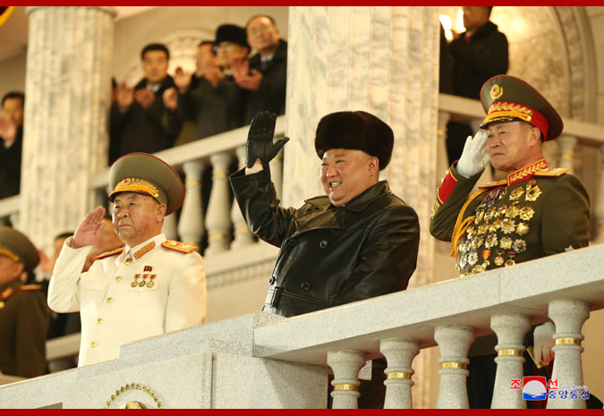 金正恩與北韓高階官員皆出席閱兵大典。 圖：翻攝自朝中社