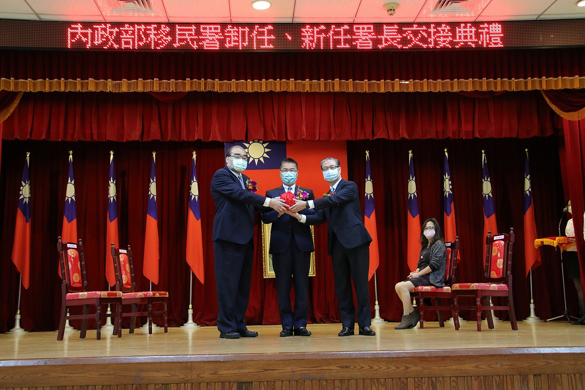 移民署今日新舊署長印信交接，由部長徐國勇(中)主持監交。(左為邱豐光，右為鐘景琨) 圖：移民署提供
