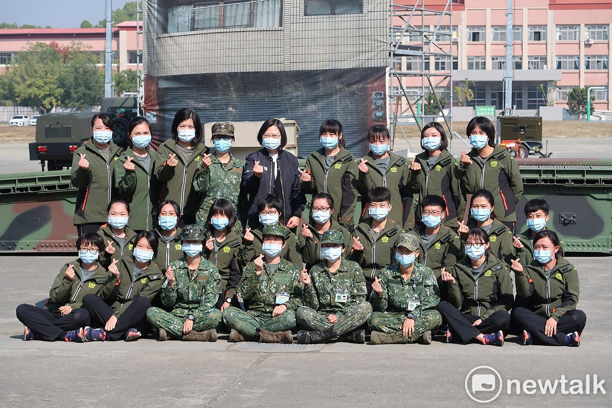 總統蔡英文與54工兵群女兵合照、手比啾咪。 圖：林朝億/攝