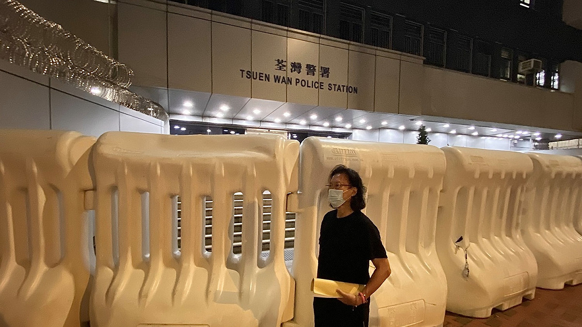 香港律師黃國桐14日在臉書上指出，警察大概在6時10分前往他家，暫不知自己會到哪個警署，會不斷更新自己的狀況。 圖：翻攝自黃國桐臉書